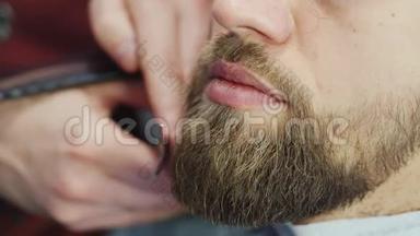 男人在理发店或发廊`发型和理发。 梳胡子。 理发店。 男理发师在做